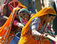 woman play in Pushkar Fair